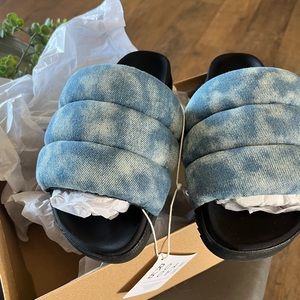Brand new in box Roam slides The puffy Denim